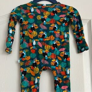 Posh Peanut two-way zipper onesie. Convertible mittens.